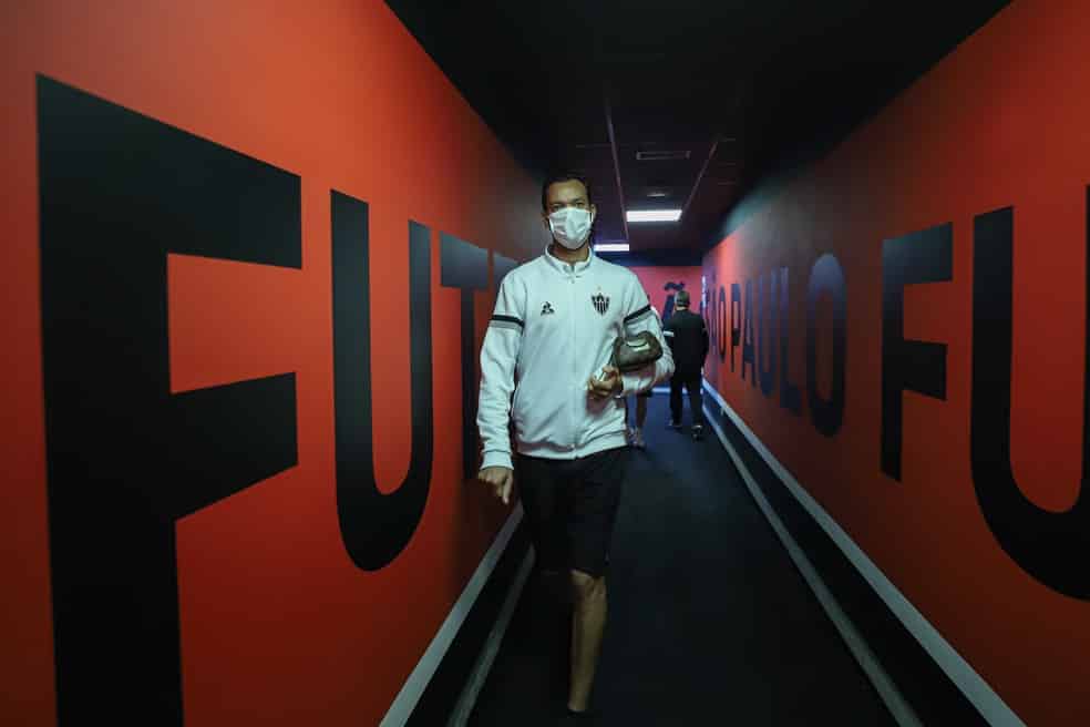 Réver perto de bater marca importante com a camisa do Galo