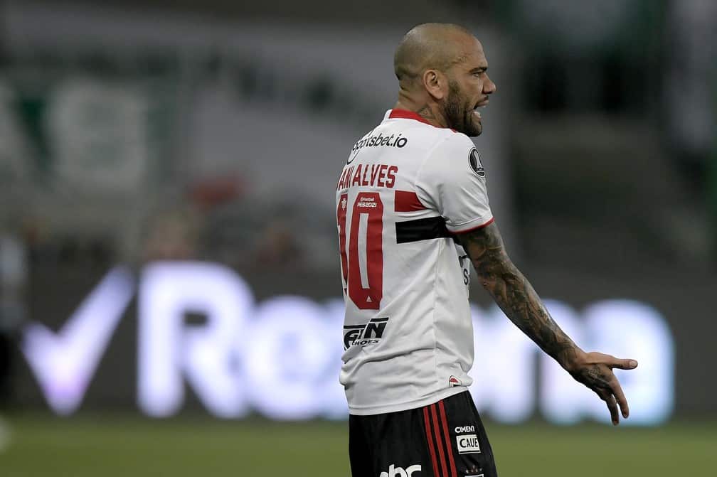 Athletico faz proposta por Dani Alves