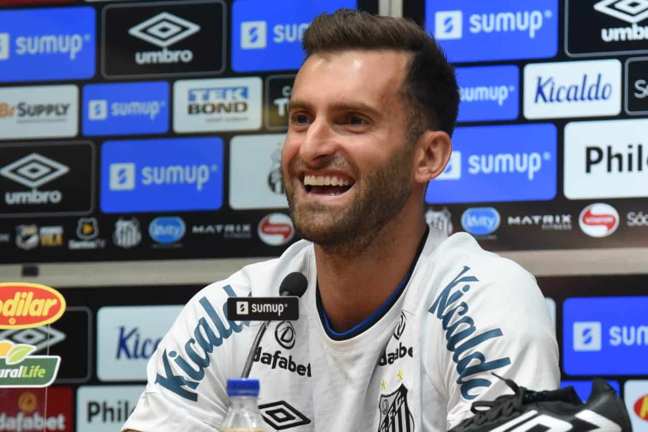 Léo Baptistão revela conversa com Diniz para acertar com o Santos