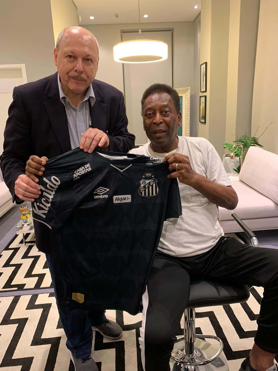 Camisa autografada por José Carlos Peres é leiloada por R$ 360,00