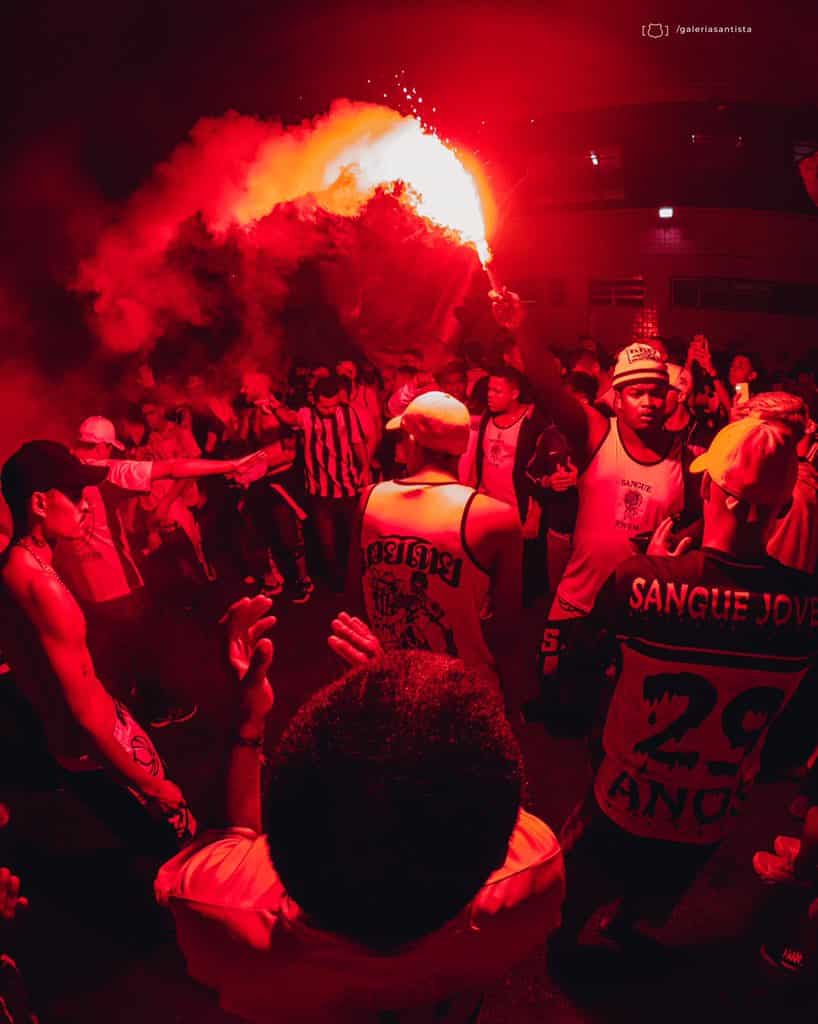 Torcida do Santos prepara apoio ao elenco antes de jogo da Copa do Brasil