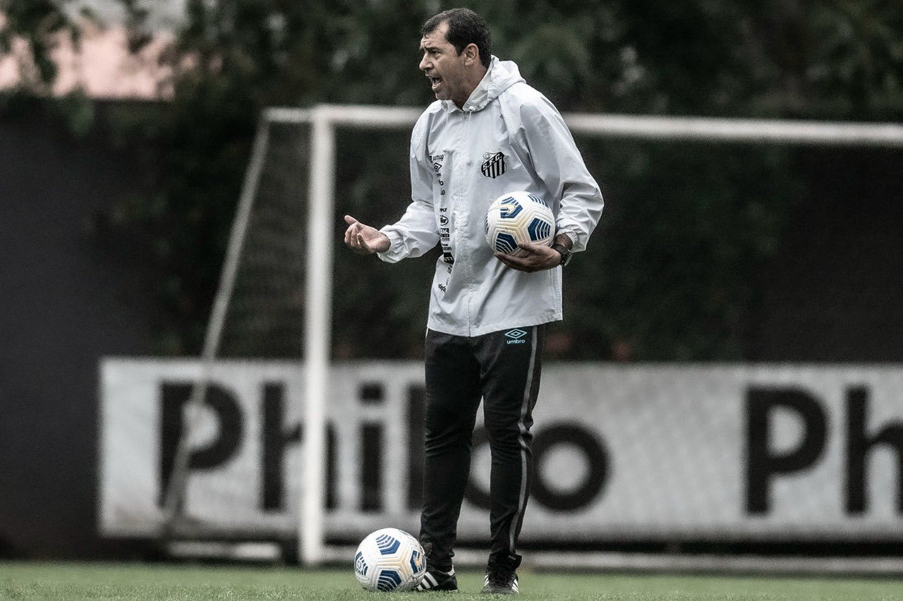 Santos terá três zagueiros e mudanças na escalação