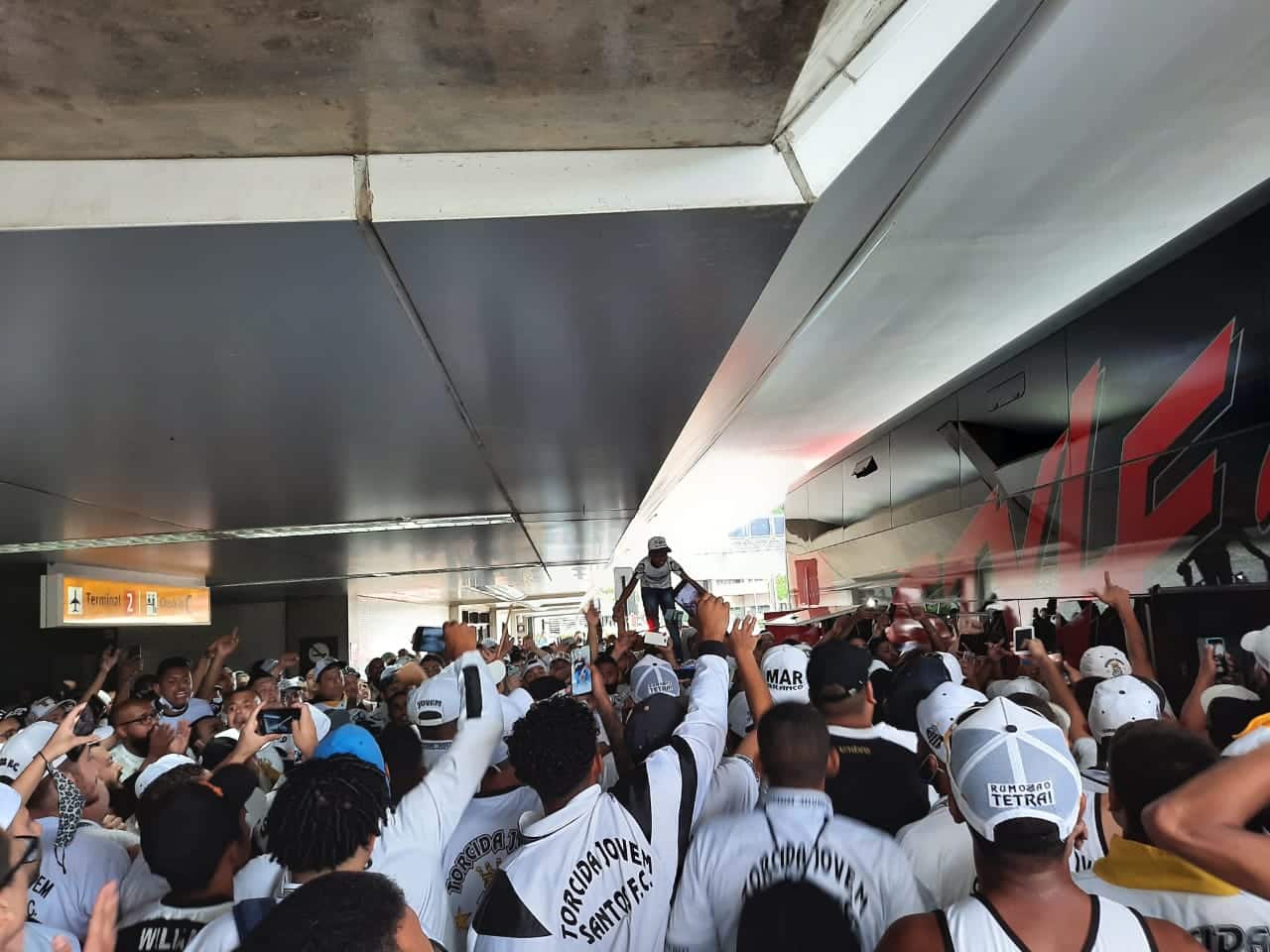 Torcedores cobram elenco do Santos em aeroporto