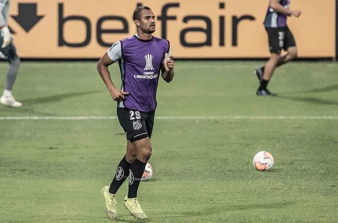 Derick treina com time principal e pode ser novidade