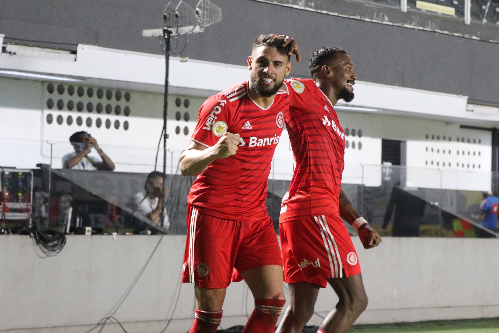 Edenilson comenta parceria com Yuri Alberto: “Como o Santos pôde liberar um jogador desses?”