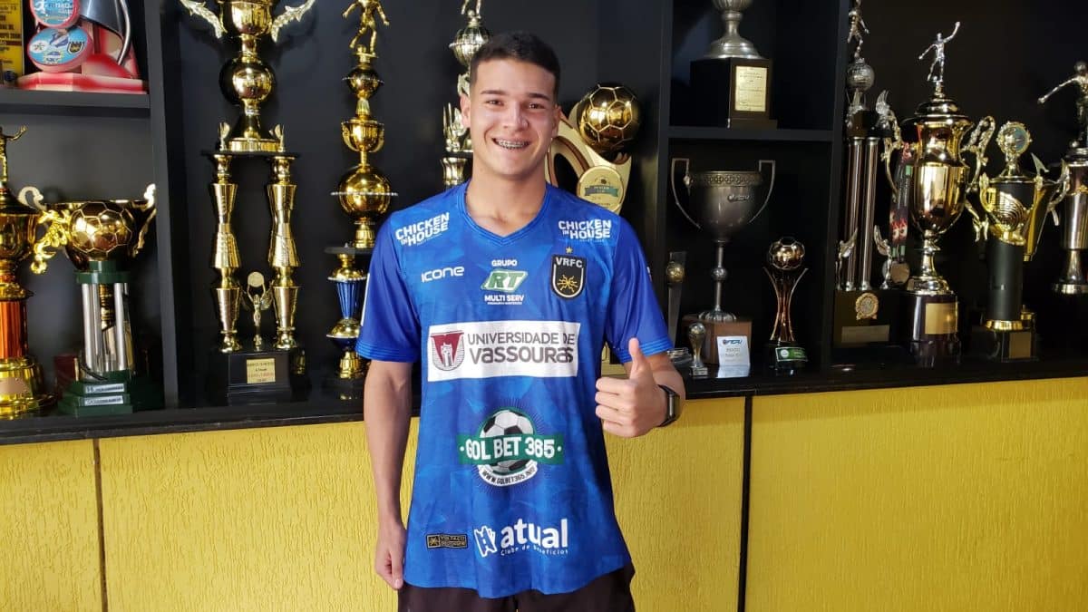 Goleiro da base assina com Voltaço
