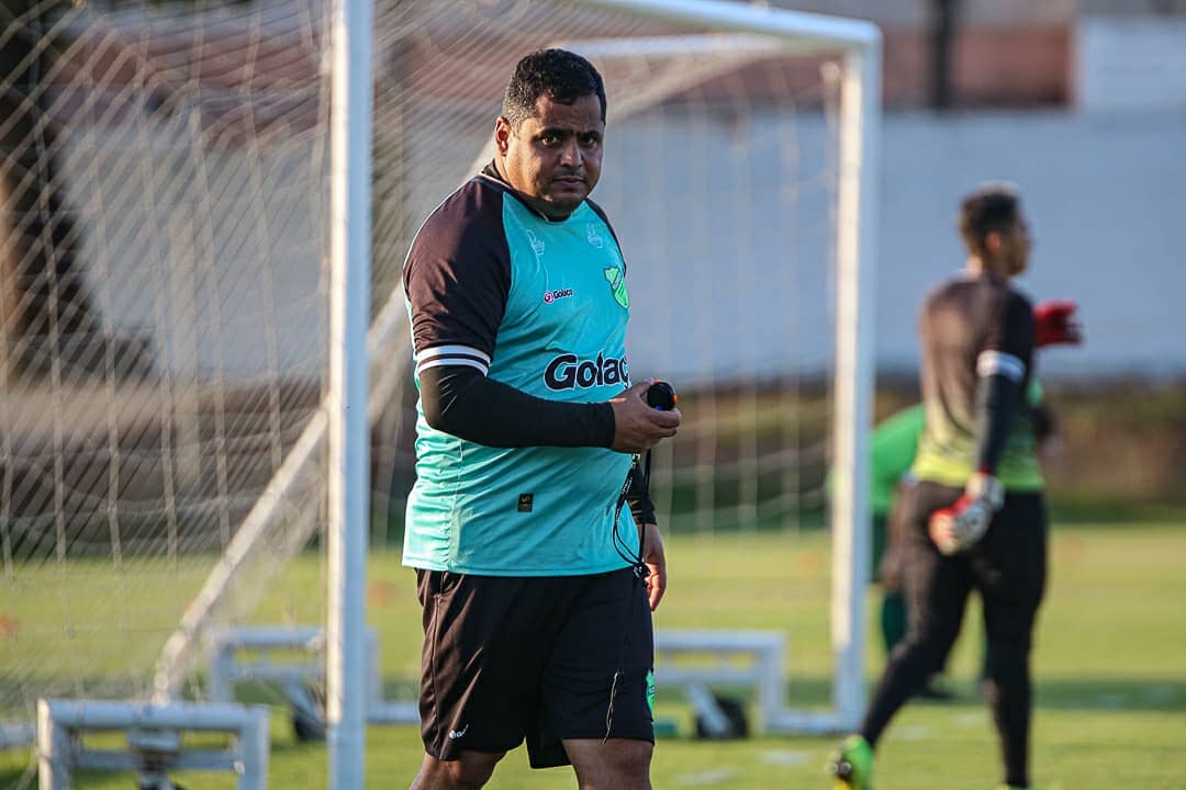 Leston J&uacute;nior alcan&ccedil;a marca de 50 jogos no comando do Floresta