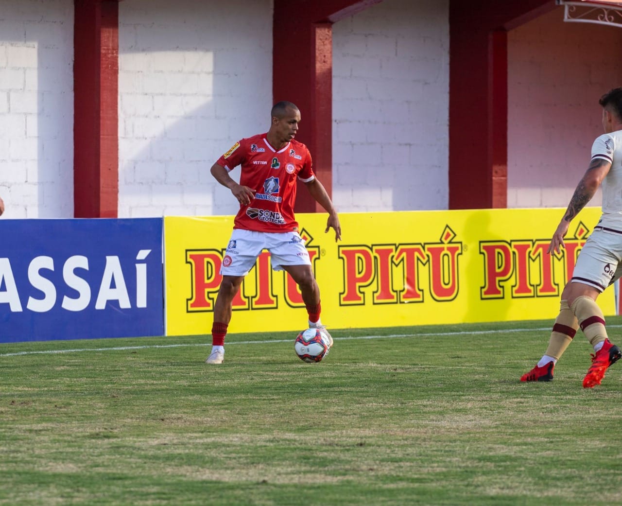 Meia do Tombense destaca briga pelo G4 e projeta partida contra o Floresta