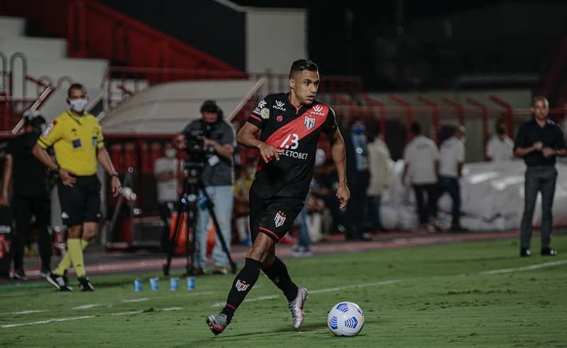 Lateral do Atlético-GO projeta partida diante do São Paulo