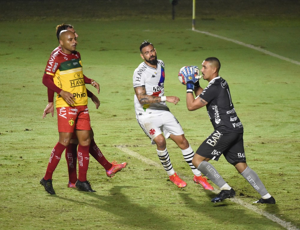 Leandro Castan fala em coletiva que foi obrigado a vestir camisa de uniforme arco-íris do Vasco