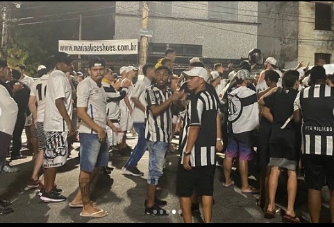 Torcida do Santos protesta ao fim do jogo: “Ou joga por amor ou joga por terror”