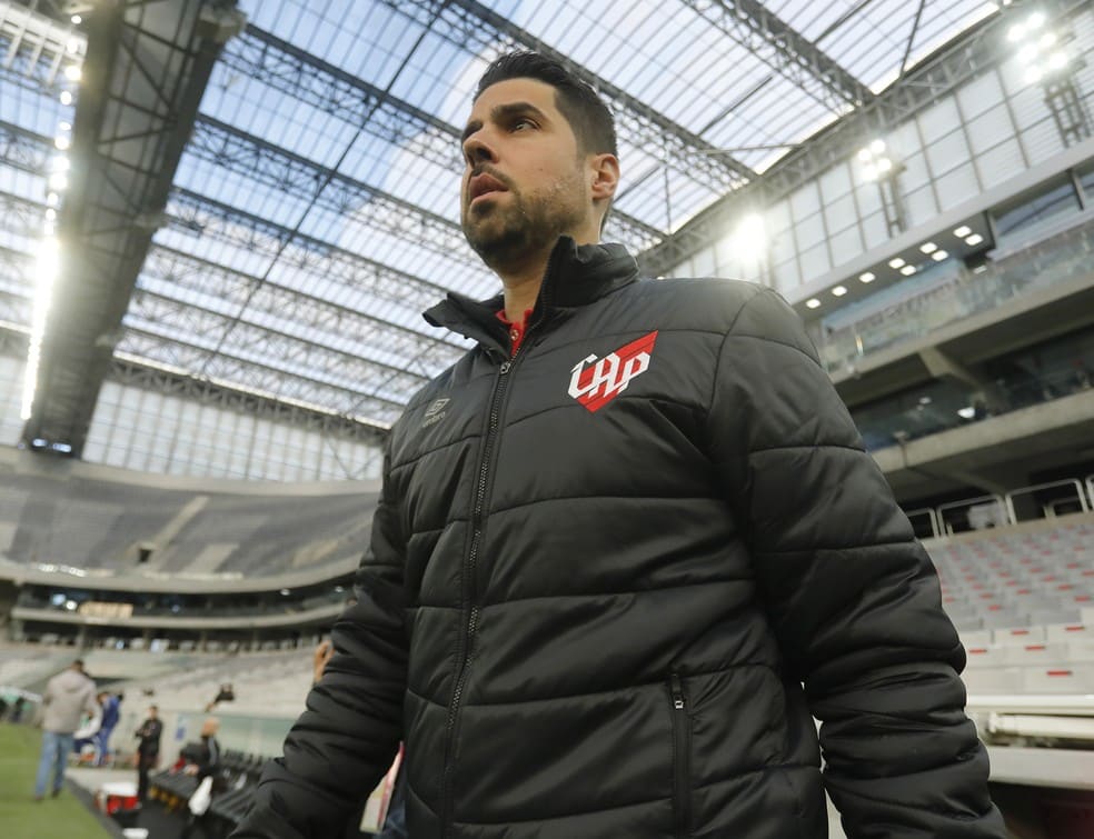 António Oliveira pede demissão do Athletico