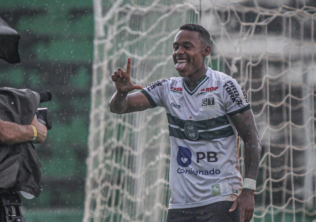 Igor Paixão se firma no Coritiba e vira artilheiro na temporada