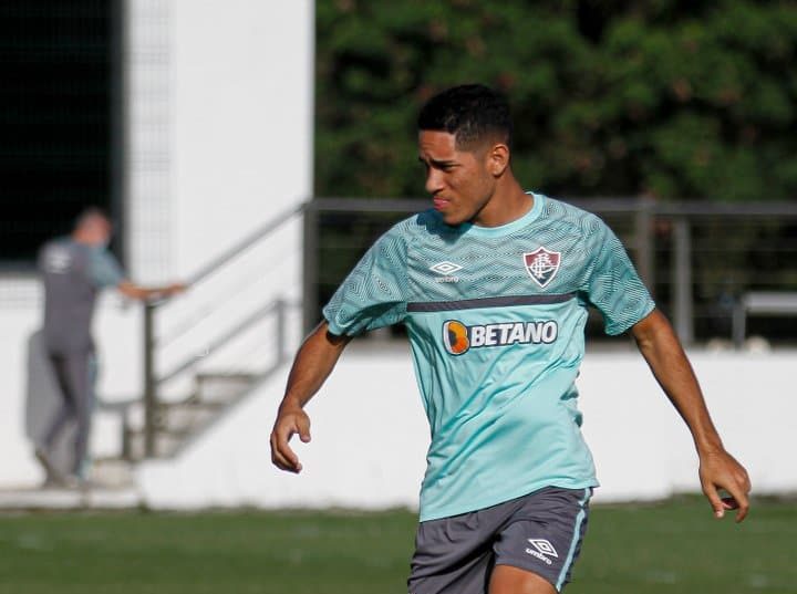 Meia-atacante assina vínculo com Flu até 2025