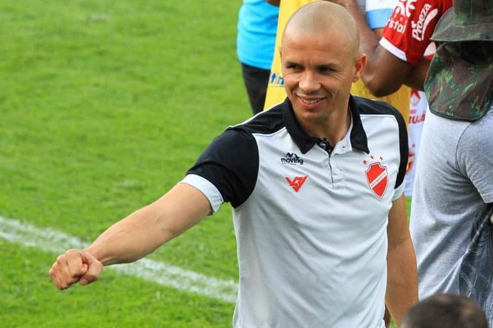 Em seu retorno ao comando do Vila Nova, Higo Magalhães segue invicto