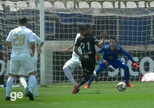 Ponte Preta protocola pedido para ter acesso ao áudio do VAR em lance de pênalti em Moisés no jogo contra o Cruzeiro