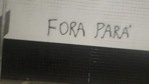 Vila Belmiro é pichada após goleada sofrida pelo Santos