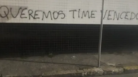 Vila Belmiro é pichada após goleada sofrida pelo Santos