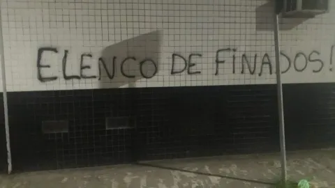 Vila Belmiro é pichada após goleada sofrida pelo Santos