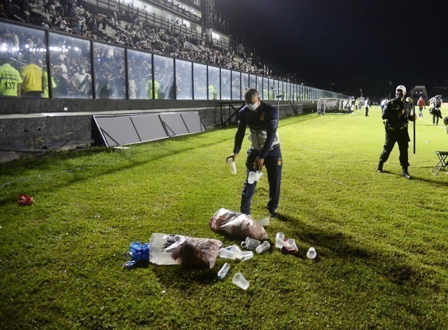 Torcida protesta após derrota para CSA, e objetos são arremessados em campo