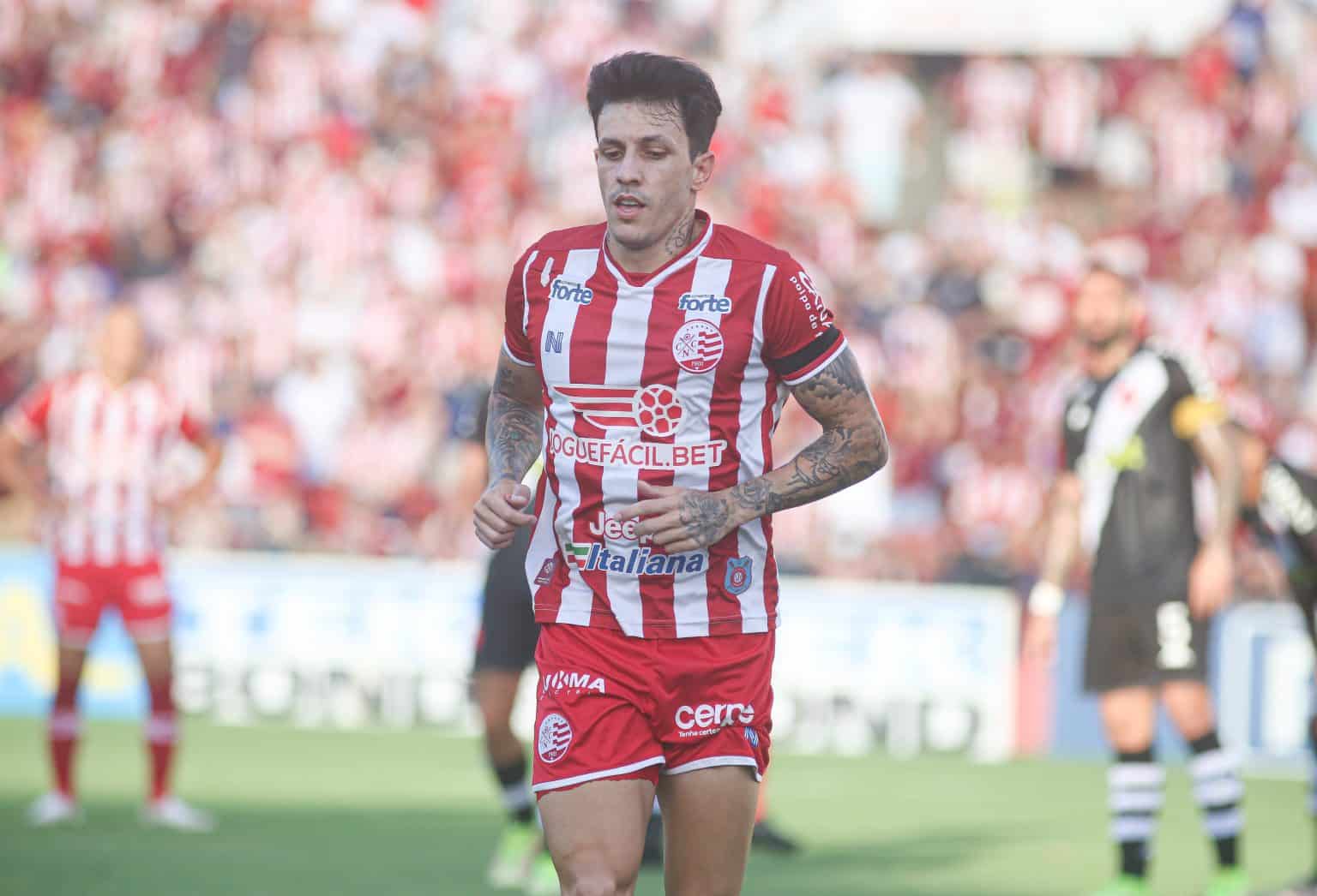 Artilheiro do Náutico, Jean Carlos é eleito o craque do jogo contra o Vasco e comemora seu 100º jogo com a camisa alvirrubra