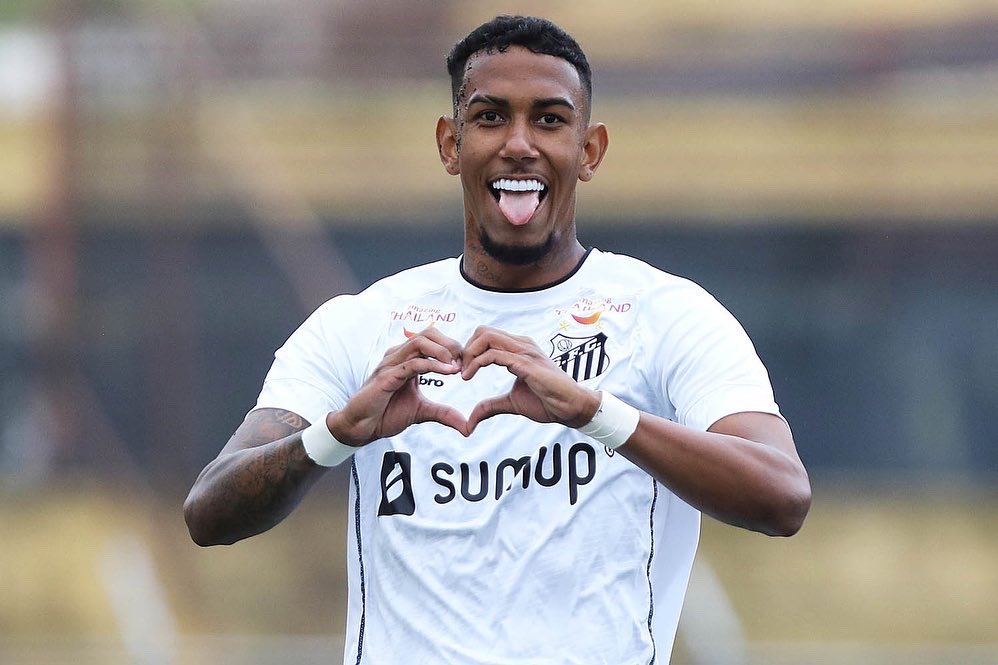 Rwan revela desejo de permanecer no Santos: “Espero que dê tudo certo”