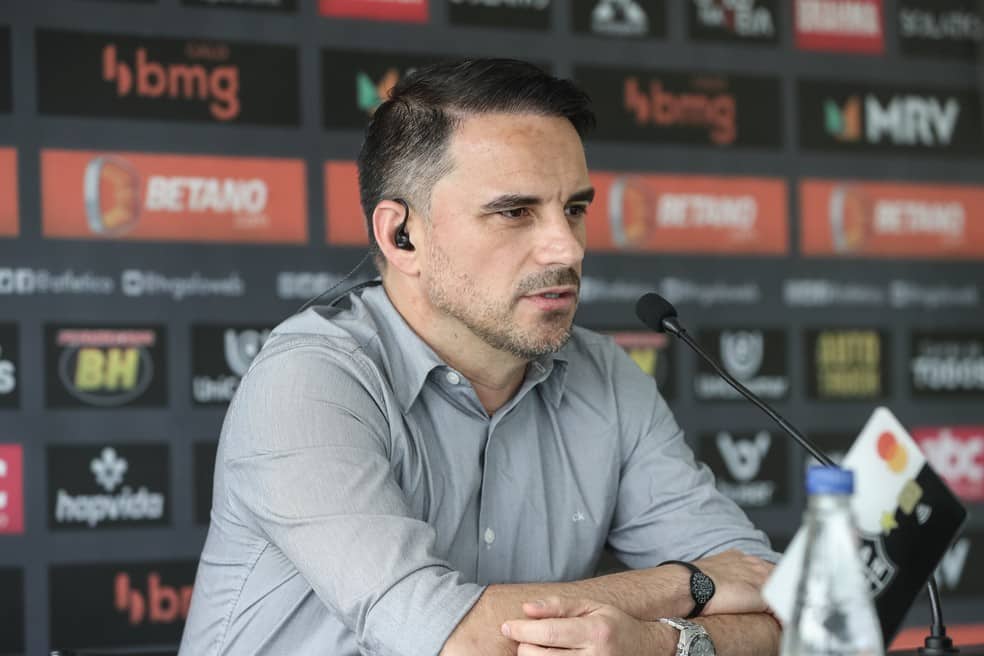 Rodrigo Caetano é denunciado ao STJD por chutar cabine do VAR em jogo contra o Santos