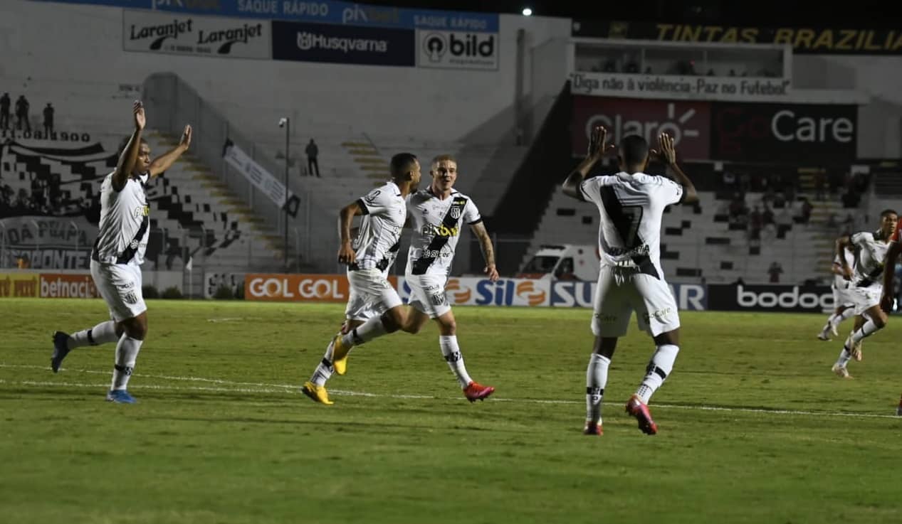 Ponte Preta conquista importante vitória diante do CRB