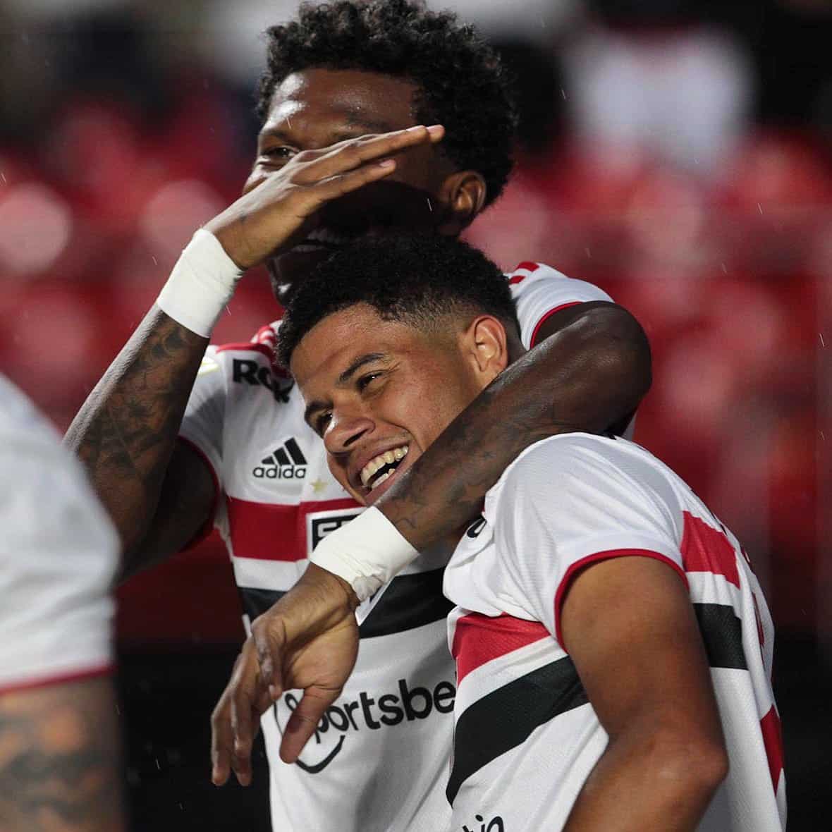 São Paulo vence Internacional e mira Libertadores