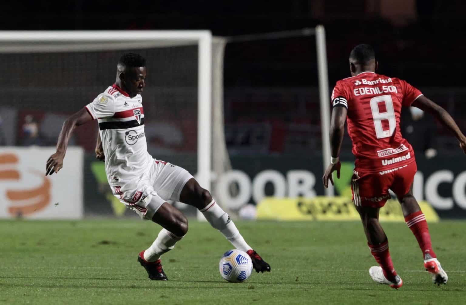 À lá Crespo? São Paulo volta a escalar três zagueiros