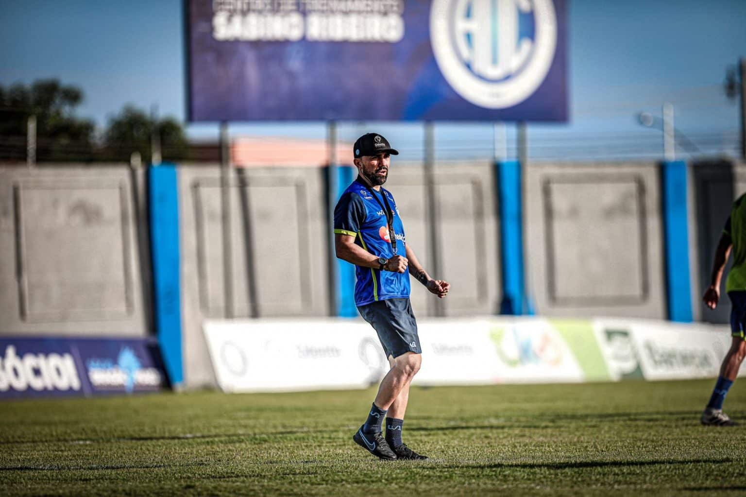Luizinho Lopes destaca desempenho da equipe e cobra arbitragem