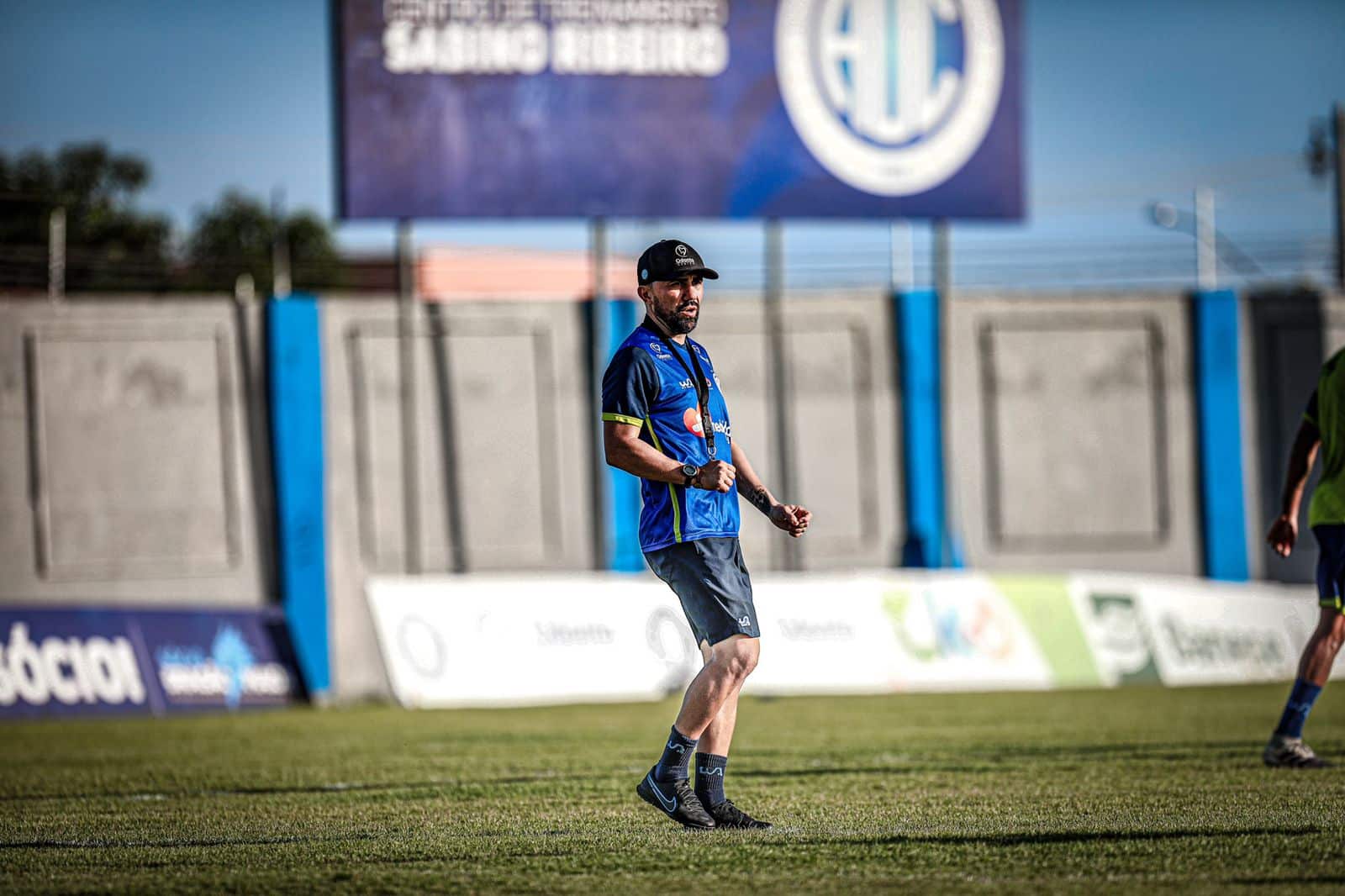 Luizinho Lopes destaca desempenho da equipe e cobra arbitragem