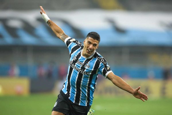Efeito Su&aacute;rez! Gola&ccedil;o do uruguaio no Gre-Nal &eacute; destaque em jornais do exterior