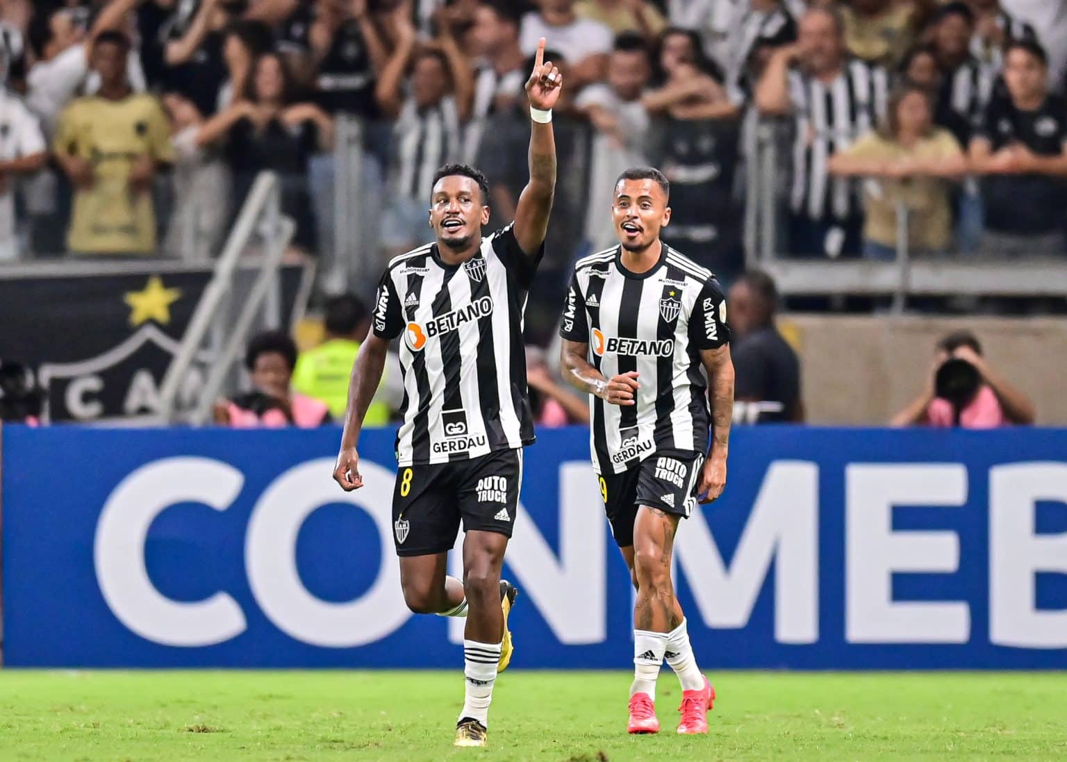 Na mira do Palmeiras, jogador est&aacute; perto de renovar com Atl&eacute;tico-MG