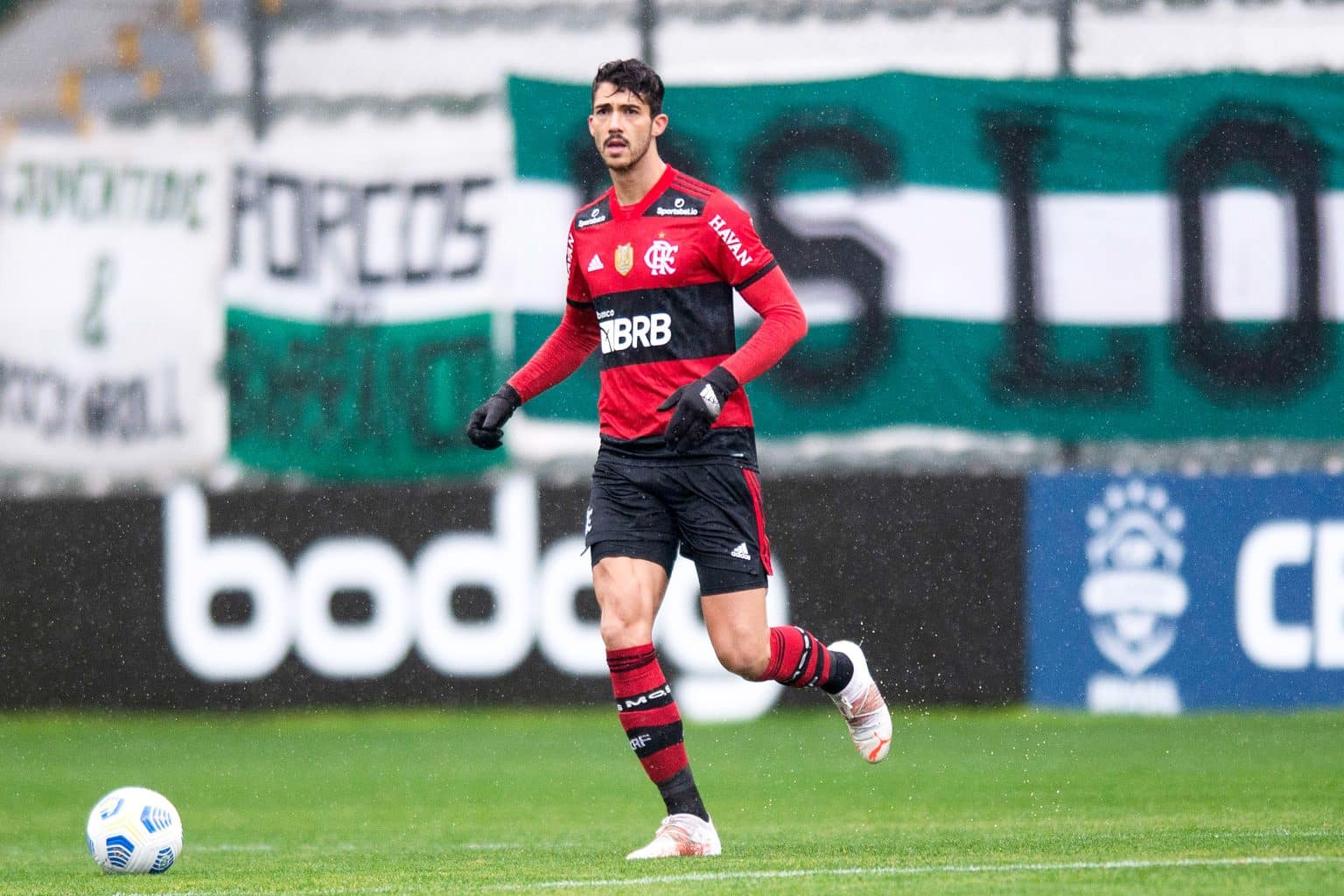 R$ 7 milh&otilde;es! Flamengo encaminha venda de zagueiro campe&atilde;o brasileiro