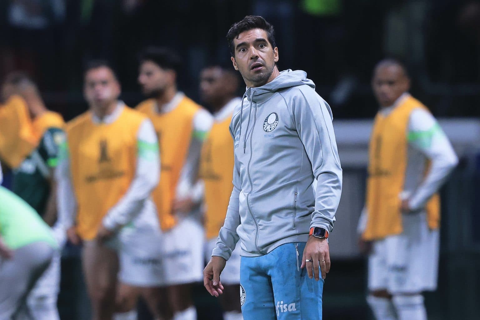 “Na conta do Abel”: torcedores do Palmeiras atribuem eliminação na Libertadores ao técnico português