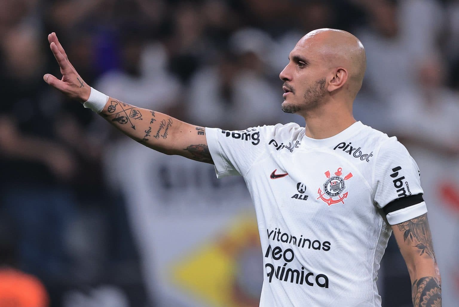 “Nas costas do Fábio Santos”: torcedores do Corinthians se irritam com lateral em eliminação