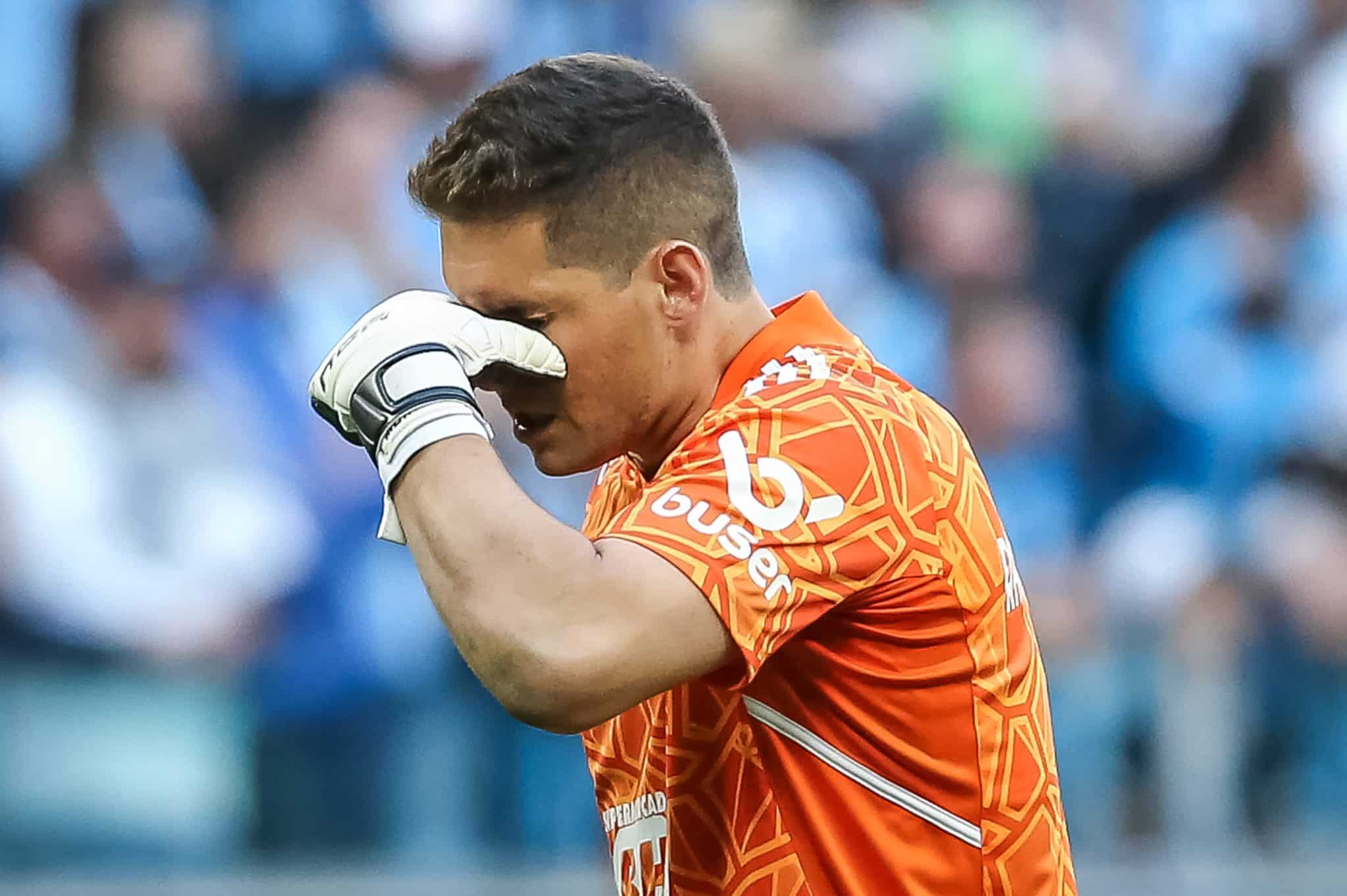 Rafael Cabral abre barreira contra Hulk, e web relembra Tiago Volpi Rafael Cabral abre barreira contra Hulk, e web relembra Tiago Volpi